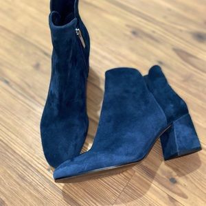 Vince Camuto suede teal booties. Size 39/9.